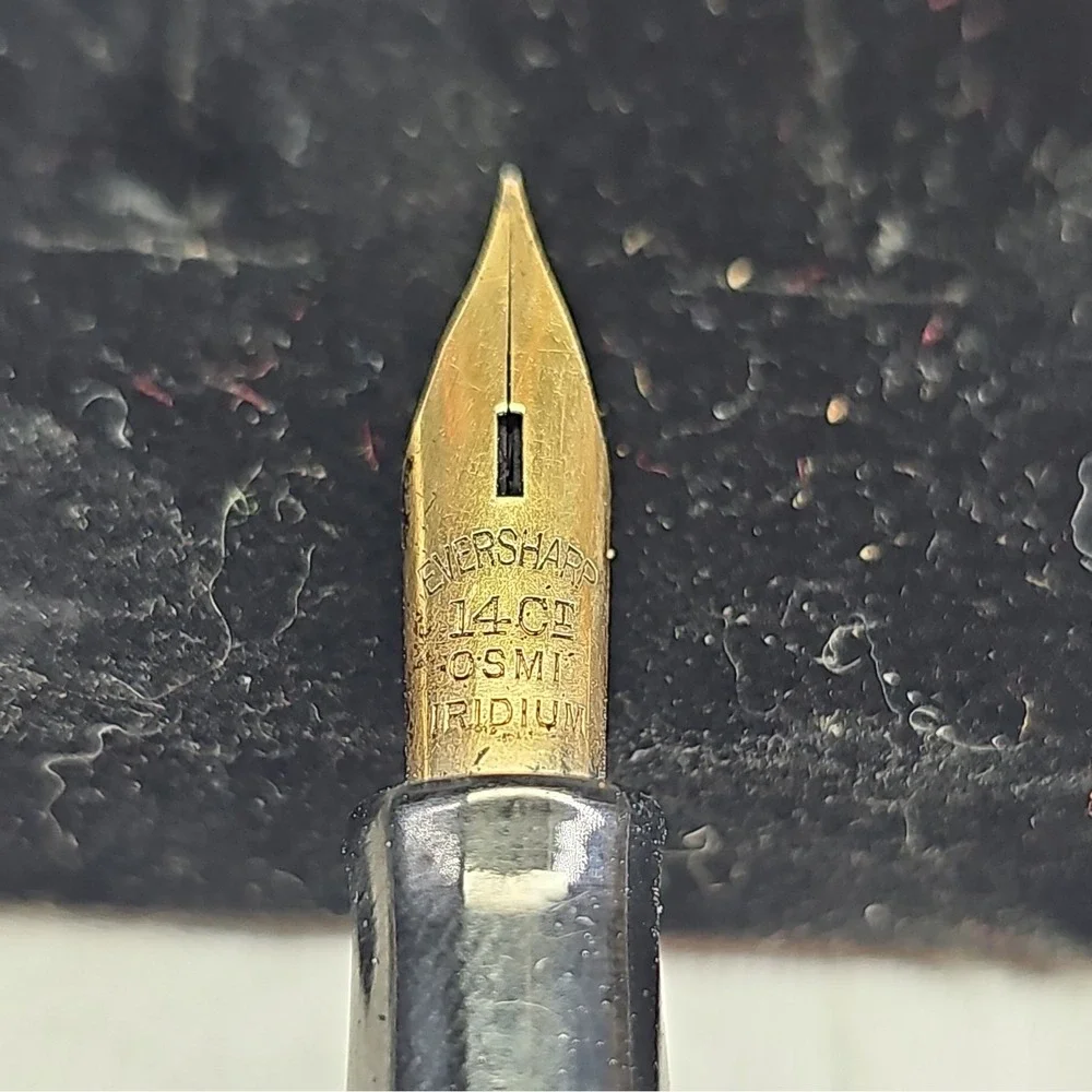 Vintage Eversharp Skyline‎ BlackFountain Pen 14K Gold Nib Gold Trim 40's